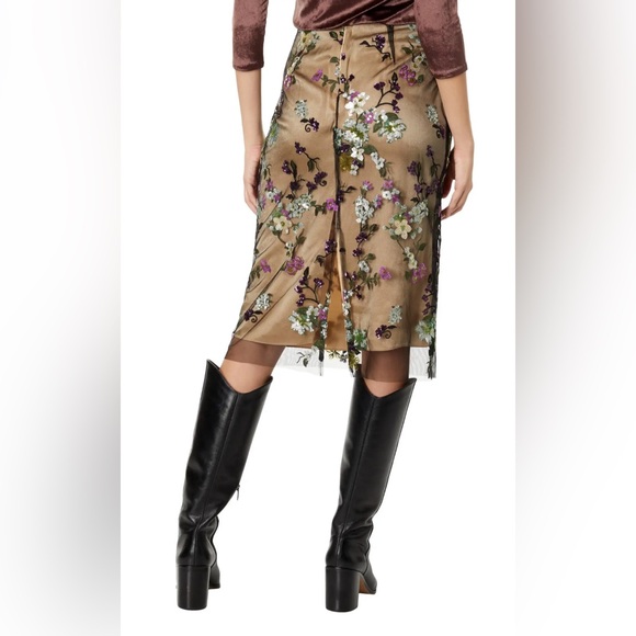 NWT $525 Vince Begonia Floral Sequin Skin
Color: Dewberry, Size US 6, US 8 - Picture 2 of 8